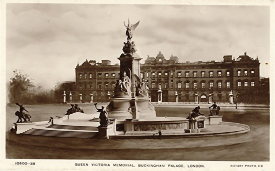 Buckingham Palace, with the Victoria Memorial (1911), from an old postcard